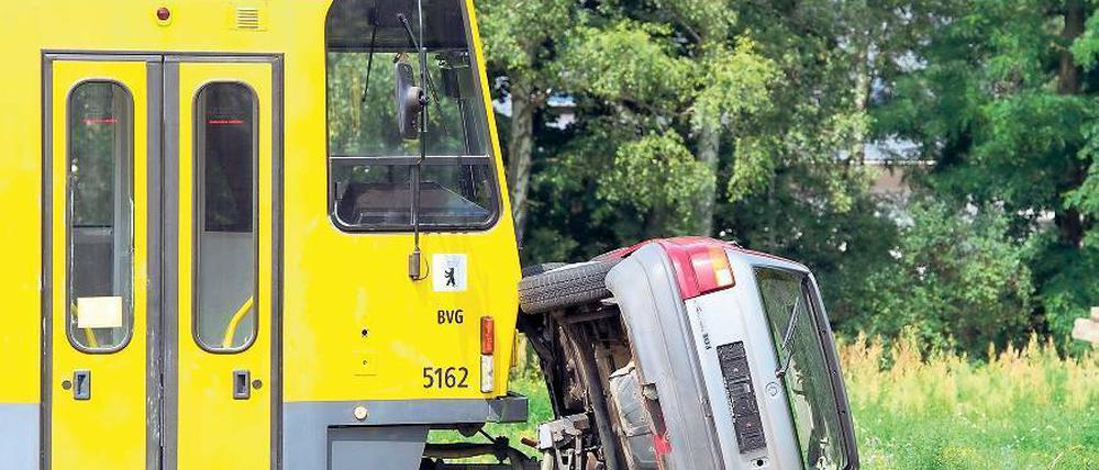 Unfallsimulation. In der Feuerwehrschule werden Rettungskräfte ausgebildet. Foto: dpa