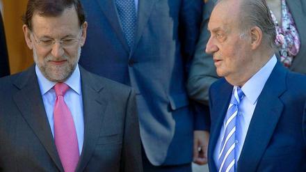 65 Milliarden Euro will Spaniens Premier Rajoy (l.) den Bürgern abnehmen. Auf 100.000 Euro verzichten König Juan Carlos (r.) und seine Entourage.