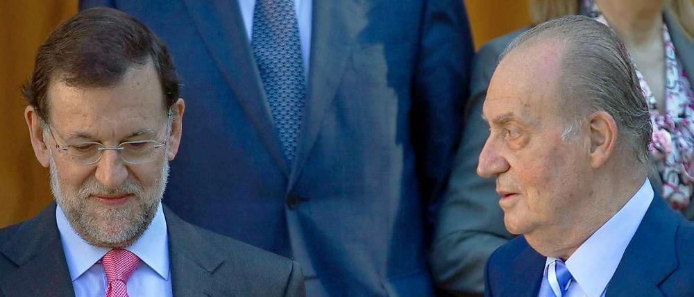 65 Milliarden Euro will Spaniens Premier Rajoy (l.) den Bürgern abnehmen. Auf 100.000 Euro verzichten König Juan Carlos (r.) und seine Entourage.