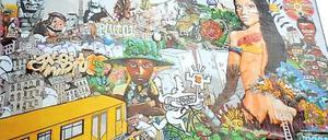 Die Fotos und Skizzen in den Alben zeigen Graffitis, Giebelbilder und Schablonenwerke.