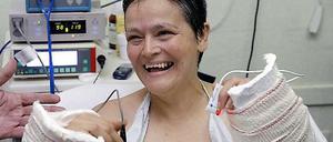 Glücklich. Eine Transplantation von kompletten Unterarmen ist selten und viel komplizierter als die Verpflanzung einer Hand. 
