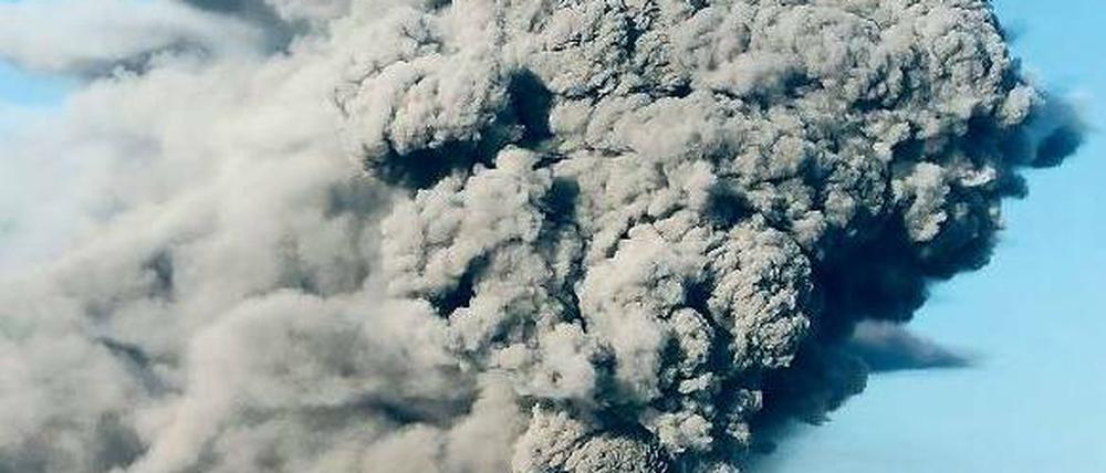 Staubfontäne. Der Ausbruch des isländischen Vulkans Eyjafjallajökull vor zwei Jahren brachte den Flugverkehr über Europa für mehrere Tage zum Erliegen. Teilweise wurde der Luftraum unnötig gesperrt. Der Schaden ging in die Milliarden. Foto: Reuters