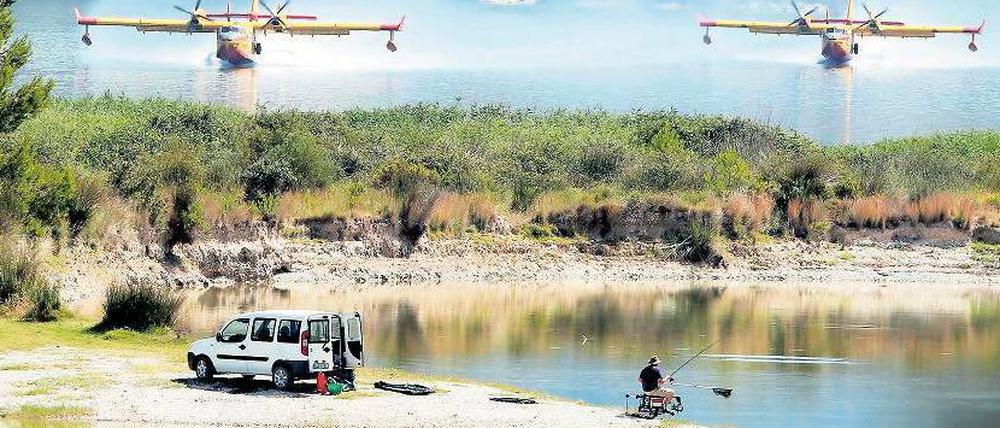 Was für ein Urlaub. Einsam und ungestört sitzt ein Angler an einem See im Süden Spaniens, als plötzlich zwei Löschflugzeuge kommen und Wasser auftanken. 