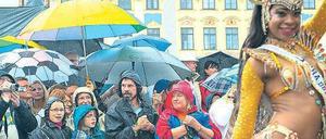 Sambafestival in Coburg. Die Besucher stehen im Regen, während sich die brasilianische Tänzerin die Laune nicht verderben lässt. 