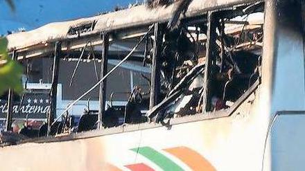 Ausgebrannt. Mit diesem Bus wollten die Touristen zum Hotel fahren. Foto: dpa
