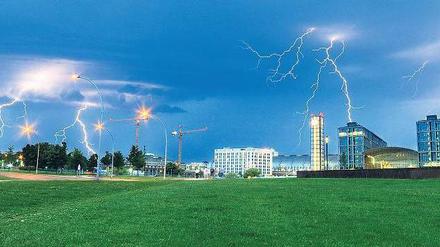 Helle Aussichten. Auch für die kommenden Tage sagen die Meteorologen kräftige Regenschauer und vereinzelte Gewitter voraus, so wie hier über dem Regierungsviertel und dem Hauptbahnhof. Foto: David Heerde