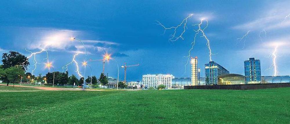 Helle Aussichten. Auch für die kommenden Tage sagen die Meteorologen kräftige Regenschauer und vereinzelte Gewitter voraus, so wie hier über dem Regierungsviertel und dem Hauptbahnhof. Foto: David Heerde