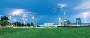 Helle Aussichten. Auch für die kommenden Tage sagen die Meteorologen kräftige Regenschauer und vereinzelte Gewitter voraus, so wie hier über dem Regierungsviertel und dem Hauptbahnhof. Foto: David Heerde