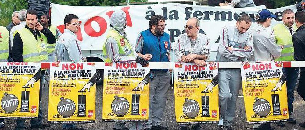 Autokrise. Bei PSA in Frankreich regiert der Rotstift. Mitarbeiter protestierten am Donnerstag in Aulnay-sous-Bois bei Paris gegen die Schließung des Werks. 