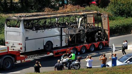 Der Reisebus, in dem der Attentäter die Bombe gezündet hatte, wurde mittlerweile abtransportiert.