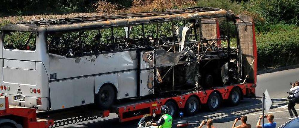 Der Reisebus, in dem der Attentäter die Bombe gezündet hatte, wurde mittlerweile abtransportiert.