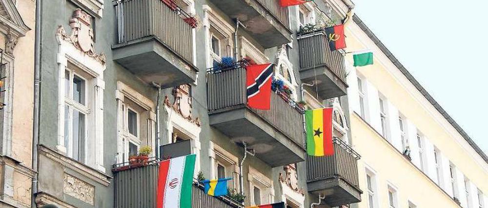 Multikulturelle Hausgemeinschaft. Während Europa- und Weltmeisterschaften im Fußball wird besonders gut sichtbar, wie viele Ethnien oft unter einem Dach leben. Foto: Ullstein