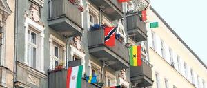 Multikulturelle Hausgemeinschaft. Während Europa- und Weltmeisterschaften im Fußball wird besonders gut sichtbar, wie viele Ethnien oft unter einem Dach leben. Foto: Ullstein