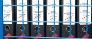 Immerhin noch vorhanden. Die Akten, die nicht geschreddert wurden, lagern im NSU-Untersuchungsausschuss des Bundestages sicher in einem Drahtgestell. Foto: dpa