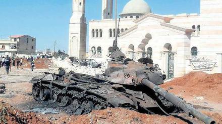 Spuren des Kampfes: Das Wrack eines Panzers der Regierungstruppen steht in Aleppo im Norden Syriens.