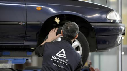 Müssen Besitzer älterer Wagen in Zukunft einmal jährlich zum Tüv? Die EU-Kommission schlägt das vor.