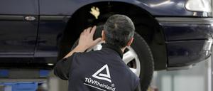 Müssen Besitzer älterer Wagen in Zukunft einmal jährlich zum Tüv? Die EU-Kommission schlägt das vor.