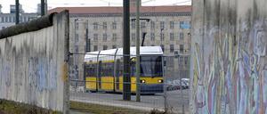 Die Fronten im Streit um den Ausbau der Mauer-Gedenkstätte an der Bernauer Straße sind weiter verhärtet. 