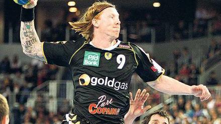 Börge Lund, 33, spielt seit sechs Jahren in der Handball-Bundesliga. Berlin ist für den 188-fachen norwegischen Nationalspieler die vierte Station in Deutschland. Nach seinem Wechsel in die Bundesliga spielte er zunächst für die HSG Nordhorn. Anschließend trug der 1,96-Meter-Mann drei Jahre das Trikot des THW Kiel, ehe er zu den Rhein-Neckar Löwen wechselte. Lund, der auf der Rückraum-Mitte zu Hause ist, bringt viel Erfahrung mit. 2010 gewann er mit dem THW Kiel die Champions League. Foto: dpa ]