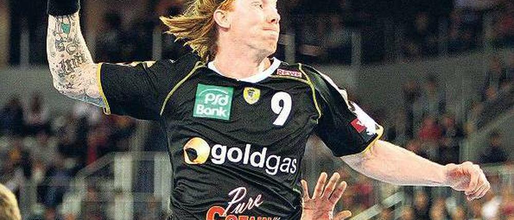 Börge Lund, 33, spielt seit sechs Jahren in der Handball-Bundesliga. Berlin ist für den 188-fachen norwegischen Nationalspieler die vierte Station in Deutschland. Nach seinem Wechsel in die Bundesliga spielte er zunächst für die HSG Nordhorn. Anschließend trug der 1,96-Meter-Mann drei Jahre das Trikot des THW Kiel, ehe er zu den Rhein-Neckar Löwen wechselte. Lund, der auf der Rückraum-Mitte zu Hause ist, bringt viel Erfahrung mit. 2010 gewann er mit dem THW Kiel die Champions League. Foto: dpa ]