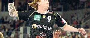 Börge Lund, 33, spielt seit sechs Jahren in der Handball-Bundesliga. Berlin ist für den 188-fachen norwegischen Nationalspieler die vierte Station in Deutschland. Nach seinem Wechsel in die Bundesliga spielte er zunächst für die HSG Nordhorn. Anschließend trug der 1,96-Meter-Mann drei Jahre das Trikot des THW Kiel, ehe er zu den Rhein-Neckar Löwen wechselte. Lund, der auf der Rückraum-Mitte zu Hause ist, bringt viel Erfahrung mit. 2010 gewann er mit dem THW Kiel die Champions League. Foto: dpa ]