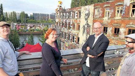 Ortstermin. Genossenschaftsmitglied Juval Dieziger (rechts) erläutert SPD-Chef Jan Stöß (zweiter v. r.), Ellen Haußdörfer und John Dahl (beide SPD) seine Pläne.