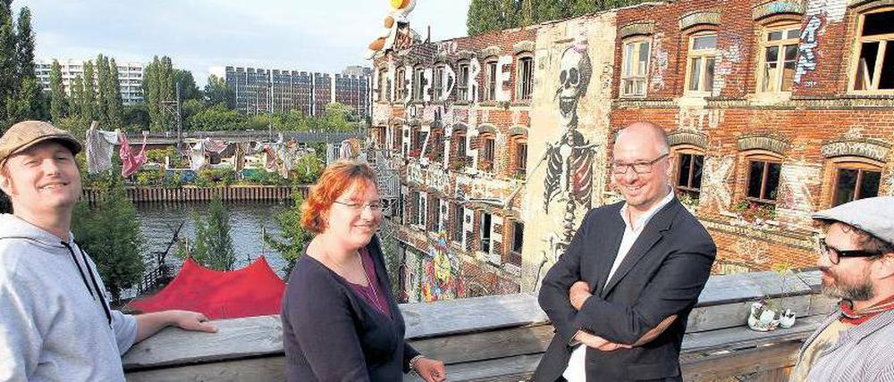 Ortstermin. Genossenschaftsmitglied Juval Dieziger (rechts) erläutert SPD-Chef Jan Stöß (zweiter v. r.), Ellen Haußdörfer und John Dahl (beide SPD) seine Pläne.