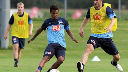 Neu gegen alt. Sami Allagui (links) gegen Roman Hubnik.