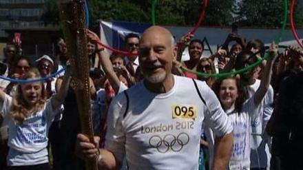 Captain Picard trägt die olympische Fackel.