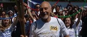Captain Picard trägt die olympische Fackel.