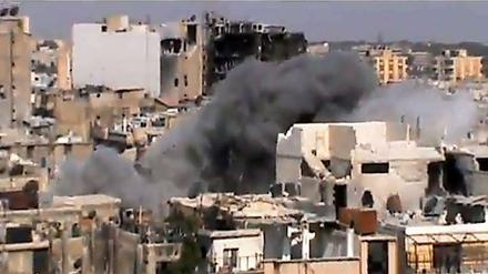 Dieses Bild aus einem Amateurvideo soll die Kämpfe in der Stadt Homs zeigen.