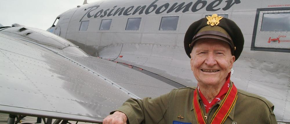 Glücksbringer. Gail Halverson hat vielen Berliner Kindern während der Blockade große Freude bereitet.