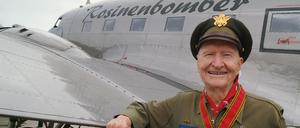 Glücksbringer. Gail Halverson hat vielen Berliner Kindern während der Blockade große Freude bereitet.