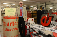 Klaus-Dieter Marten betreut das Archiv der Berliner Sparkasse, sortiert und dokumentiert, was aus 200 Jahren Geschichte übrig geblieben ist und was von heute übrig bleiben soll.