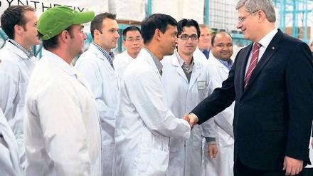 Multikultureller Alltag. Kanadas konservativer Premierminister Stephen Harper bei einem Unternehmensbesuch in der Nähe von Toronto. 