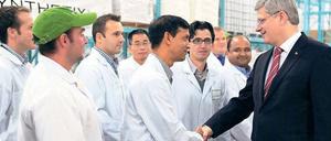 Multikultureller Alltag. Kanadas konservativer Premierminister Stephen Harper bei einem Unternehmensbesuch in der Nähe von Toronto. 