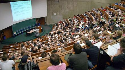 Sie sind viele: Doppelte Abiturjahrgänge sorgen für einen Ansturm auf die Universitäten.