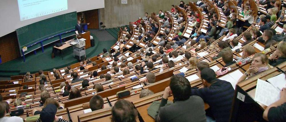 Sie sind viele: Doppelte Abiturjahrgänge sorgen für einen Ansturm auf die Universitäten.