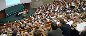 Sie sind viele: Doppelte Abiturjahrgänge sorgen für einen Ansturm auf die Universitäten.