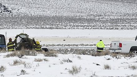 Einsatzkräfte bei einem medizinischen Transportflugzeug von Care Flight, das am Vortag mit einem Patienten und vier weiteren Personen an Bord in Nevada abgestürzt ist. 