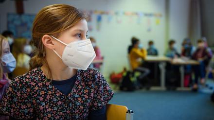 Es könnte zu einer Lockerung der Masken- und Testpflicht in Schulen kommen.
