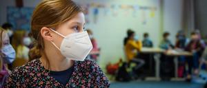 Es könnte zu einer Lockerung der Masken- und Testpflicht in Schulen kommen.