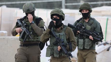 Israelische Sicherheitskräfte stehen am Ort eines Angriffs im Gebiet Huwara.