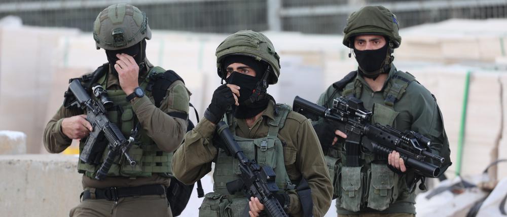 Israelische Sicherheitskräfte stehen am Ort eines Angriffs im Gebiet Huwara.