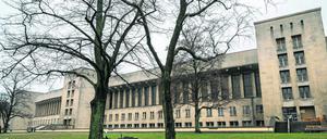 Die Hangars am ehemaligen Tempelhofer Flughafen.