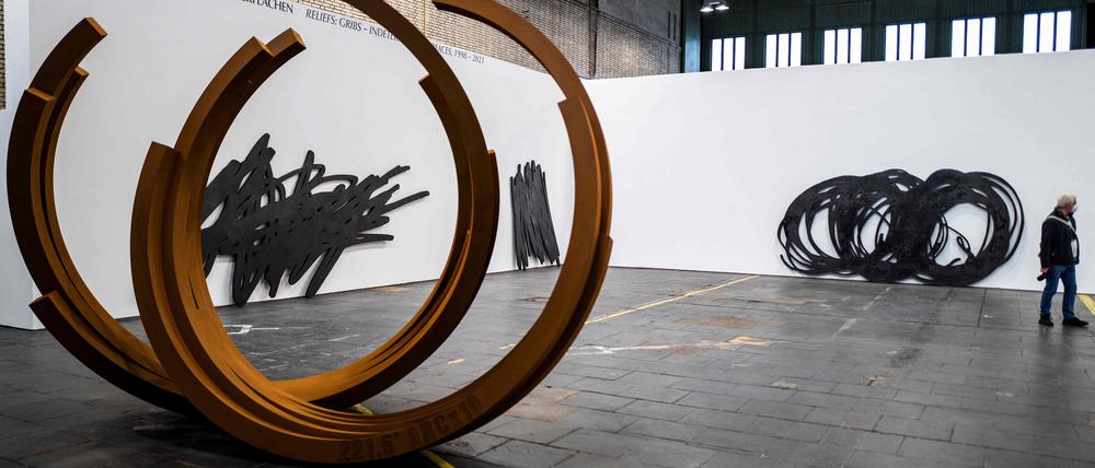 Werke des französischen Künstlers Bernar Venet in der Kunsthalle Tempelhof.
