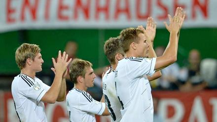 Die Spieler der deutschen Nationalmannschaft waren nach dem glücklichen Sieg gegen die Nachbarn erleichtert