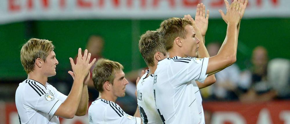 Die Spieler der deutschen Nationalmannschaft waren nach dem glücklichen Sieg gegen die Nachbarn erleichtert