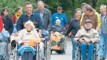 Gemeinschaftserlebnis. Zu einem Freiwilligentag in der Neuköllner Gropiusstadt gehörte unter anderem die Aktion „Rolli-Tandems“: Helfer unternahmen mit Senioren aus dem Wohnheim „Kurt-Exner-Haus“ einen Ausflug durch einen Rosengarten. 