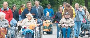 Gemeinschaftserlebnis. Zu einem Freiwilligentag in der Neuköllner Gropiusstadt gehörte unter anderem die Aktion „Rolli-Tandems“: Helfer unternahmen mit Senioren aus dem Wohnheim „Kurt-Exner-Haus“ einen Ausflug durch einen Rosengarten. 